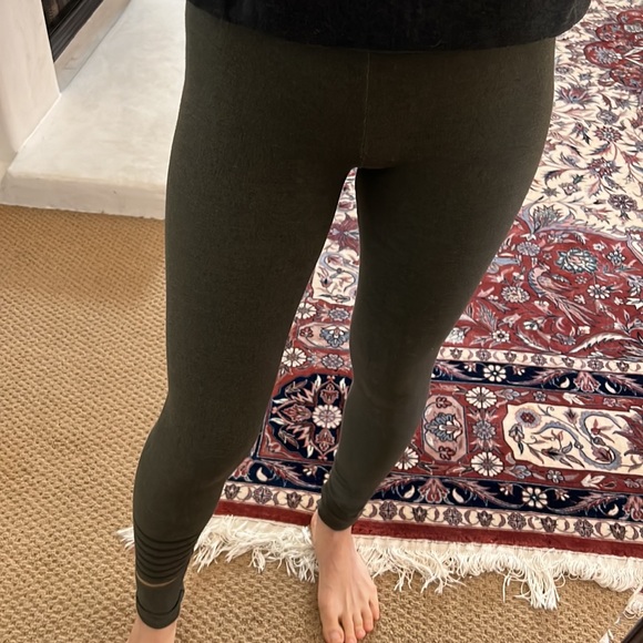 - Lovely Anthropologie sub brand Sundry pair of super soft leggings brand … - Picture 4 of 8